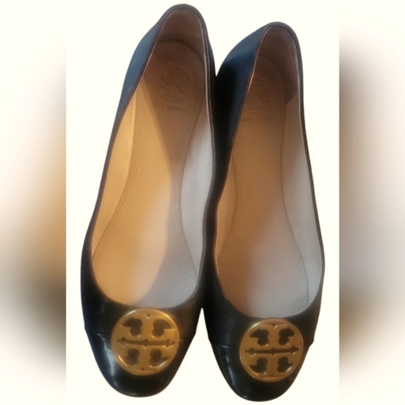 Tory Burch Chelsea Cap-Toe Leather Black Ballet Flats with Brass TB Logo Sz 6 - Picture 2 of 8